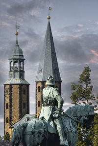 Statue of traditional building against sky