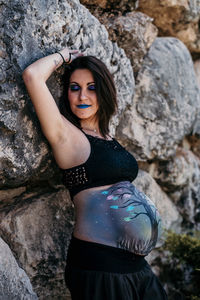 Young pregnant woman with body painting. pregnancy session concept