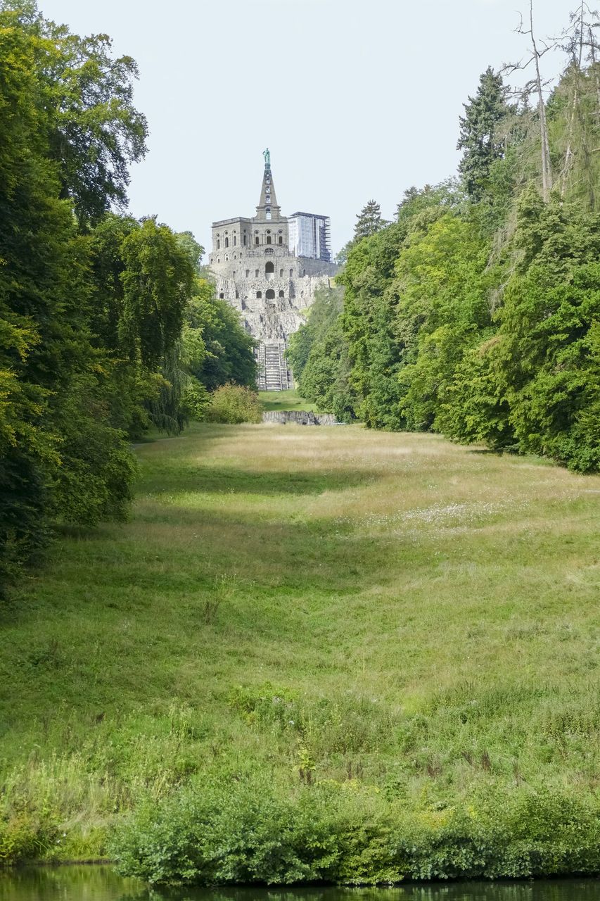 plant, architecture, built structure, tree, building exterior, nature, history, the past, château, building, grass, green, travel destinations, sky, no people, rural area, water, garden, travel, tourism, castle, day, waterway, outdoors, moat, mansion, beauty in nature, hill, river, land, landscape, growth, meadow, clear sky, house, tower, tranquility, place of worship, home