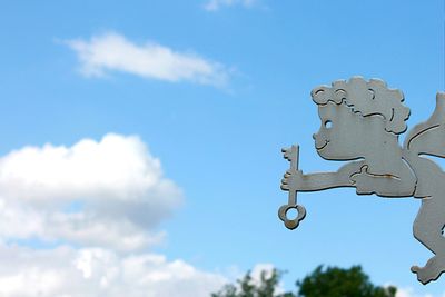 Low angle view of cloudy sky