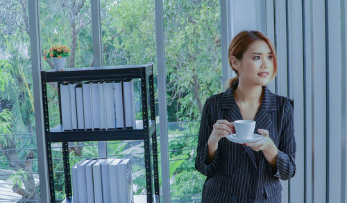 Young businesswoman drinking coffee 