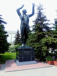 statue