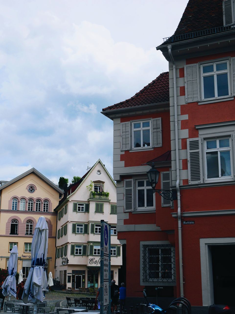 building exterior, built structure, architecture, cloud - sky, sky, house, day, outdoors, residential building, large group of people, real people, city, nature, people