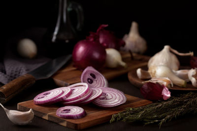 Onion slices on cutting board