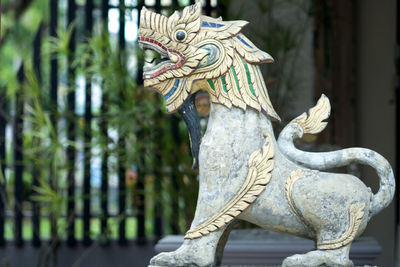 Side view of dragon representation