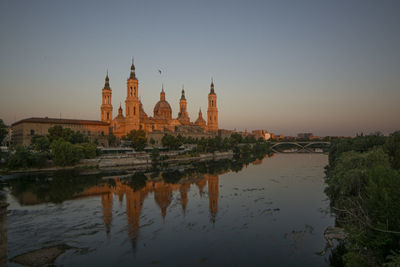 Basílica del pilar en zaragoza. reflejo en el rio ebro