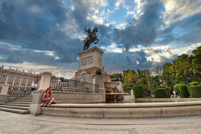 Statue of historical building against cloudy sky