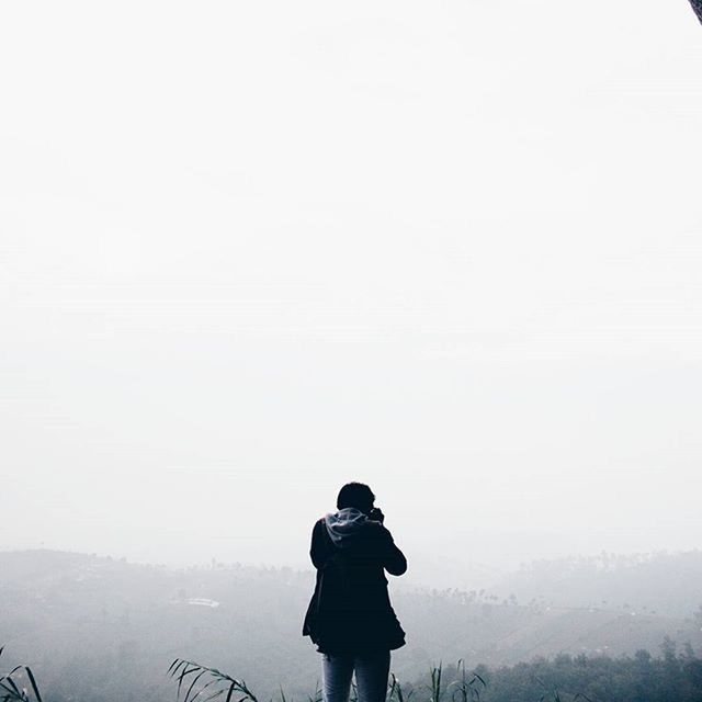 standing, lifestyles, rear view, copy space, clear sky, leisure activity, winter, three quarter length, men, weather, tranquil scene, cold temperature, snow, tranquility, casual clothing, full length, foggy