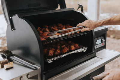 Preparing food on barbecue