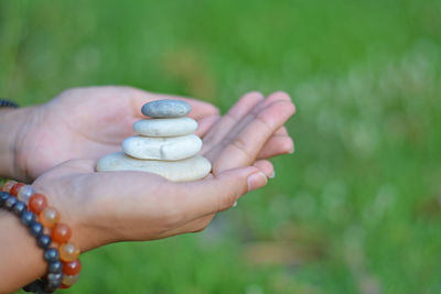 Close-up of woman hand holding leaf