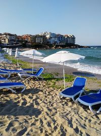 Empty sunbeds and umbrellas on harmani beach - black sea, sozopol, bulgaria