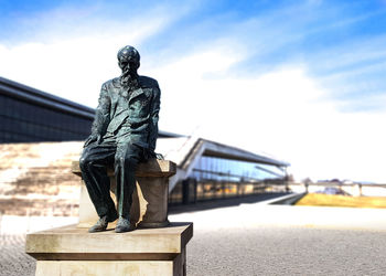 Statue against sky