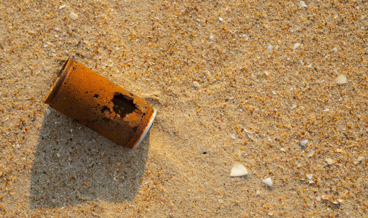 HIGH ANGLE VIEW OF CIGARETTE ON SAND AT BEACH