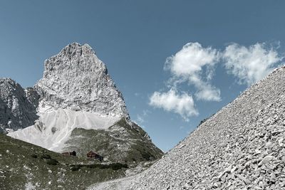 Panoramic view of lamsenspitze with lamsenhütte in karwendel mountains, tyrolean alps against sky