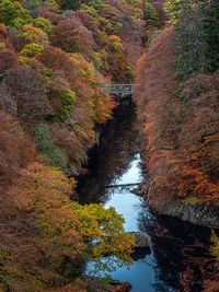 Footbridge over the river garry gorge near killiecrankie, scottish highlands in autumn colours