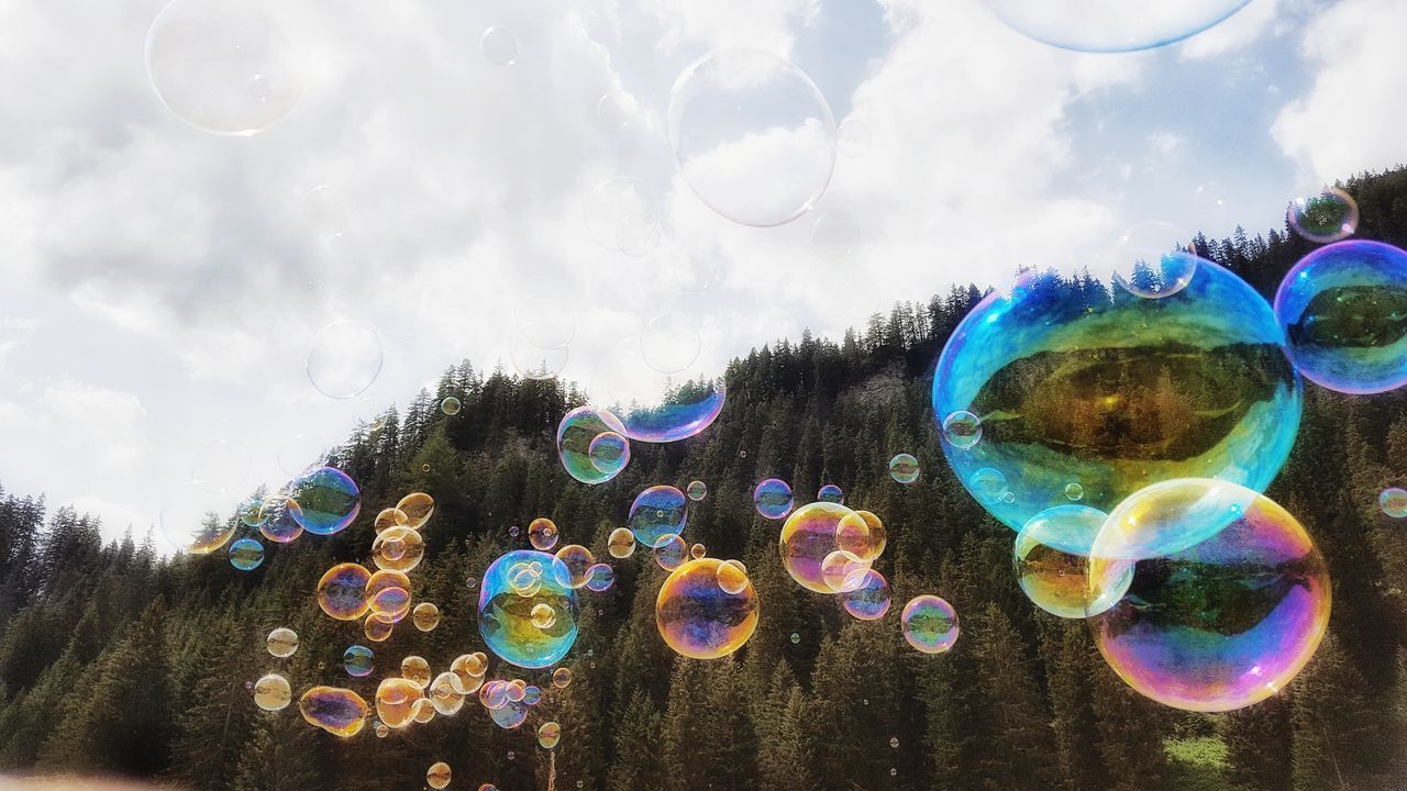 LOW ANGLE VIEW OF BUBBLES AGAINST WATER