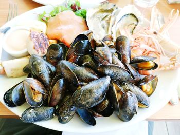 A set of platter seafood