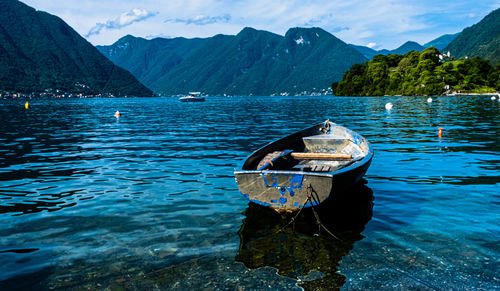 The boat in front of isola comacina