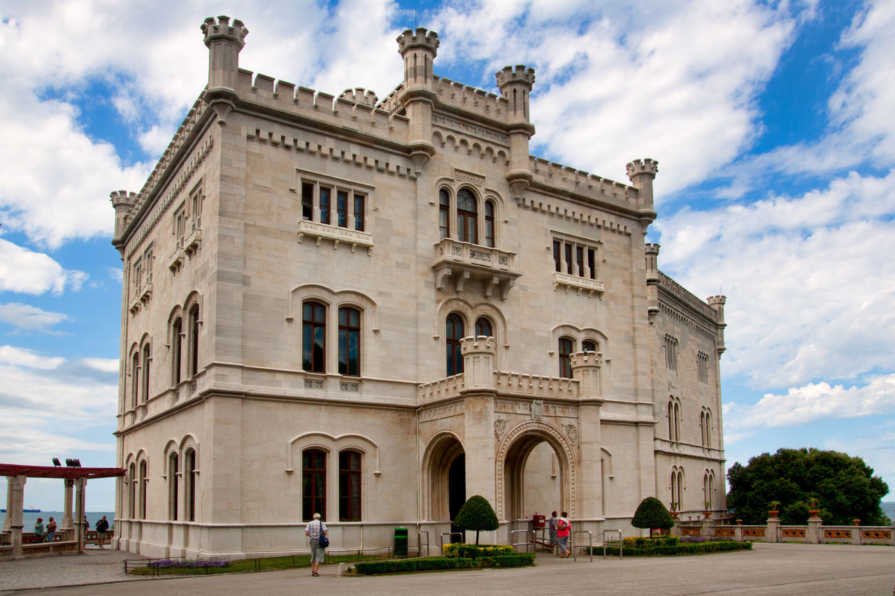 LOW ANGLE VIEW OF HISTORIC BUILDING AGAINST SKY