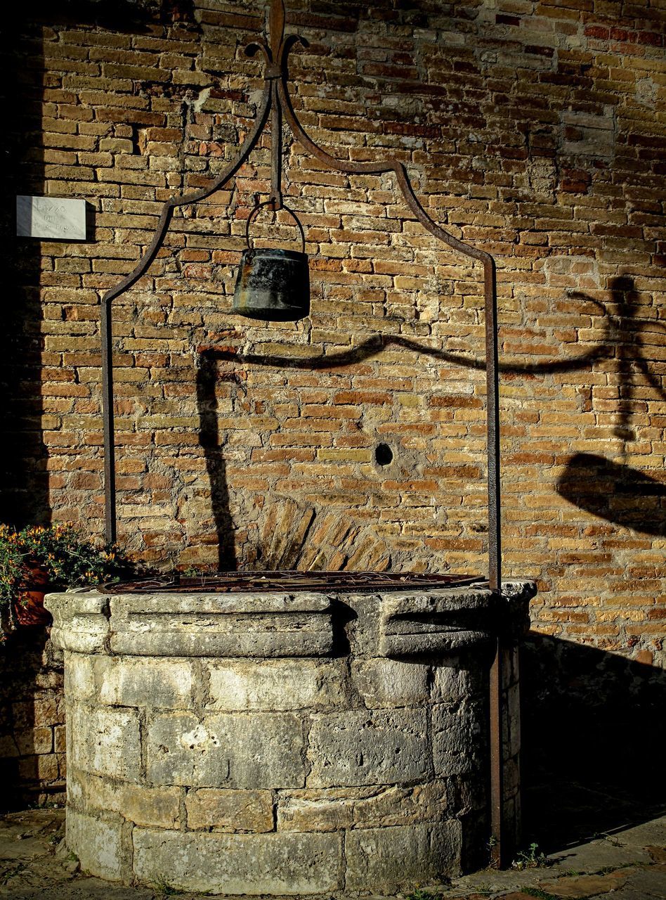 CLOSE-UP OF BRICK WALL WITH GRAFFITI ON OLD BUILDING