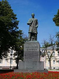 statue