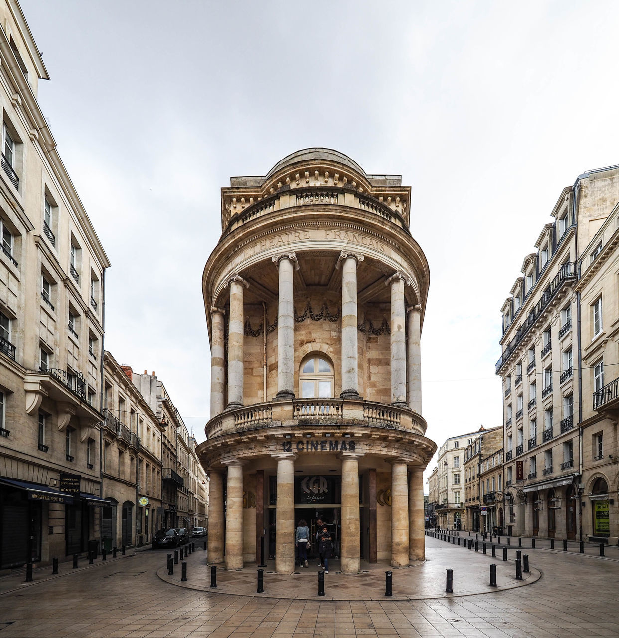 LOW ANGLE VIEW OF HISTORICAL BUILDING IN CITY