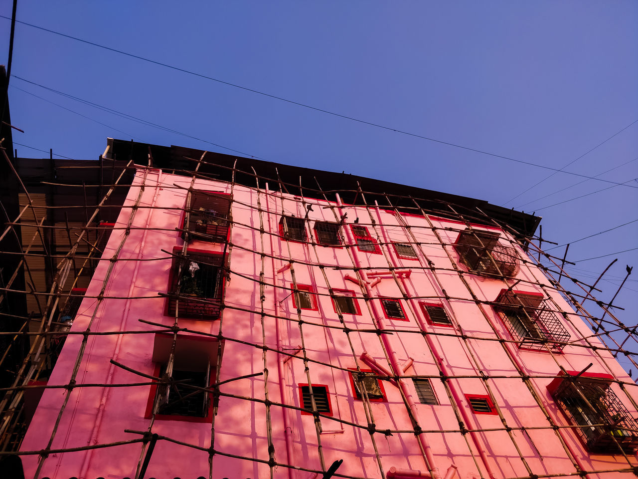 LOW ANGLE VIEW OF BUILDINGS AGAINST SKY