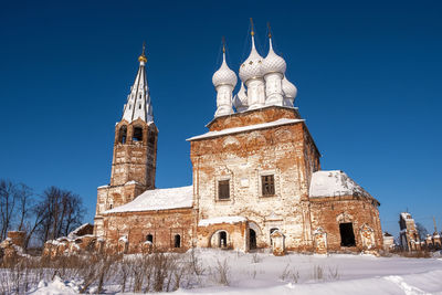 Pokrovskaya church in the village of dunilovo, ivanovo region on a sunny winter day, russia.