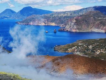 Panoramic view of lake and mountains against sky