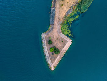 A shaft made of arrow-shaped stones. arrow-shaped island