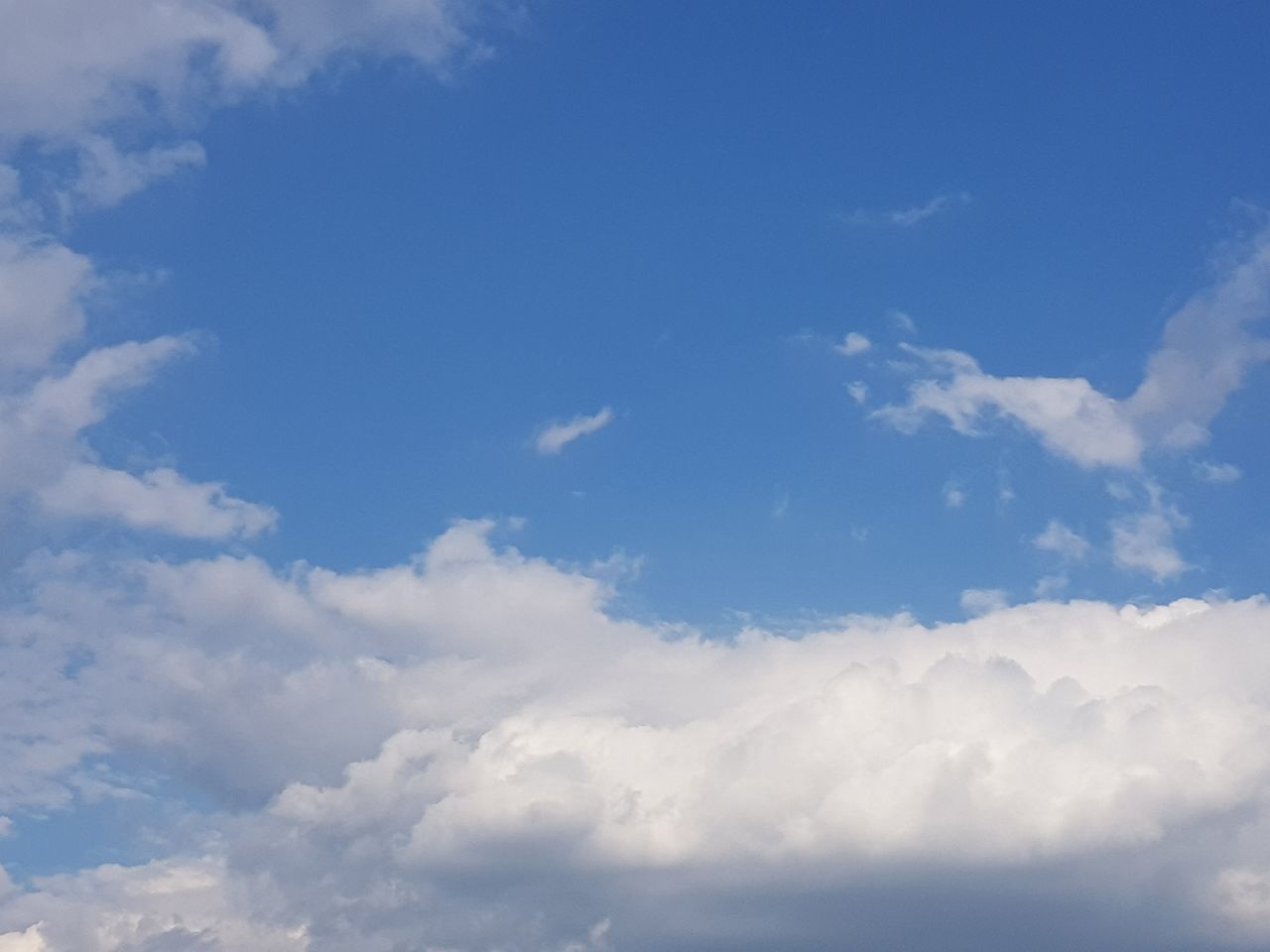 LOW ANGLE VIEW OF CLOUDSCAPE