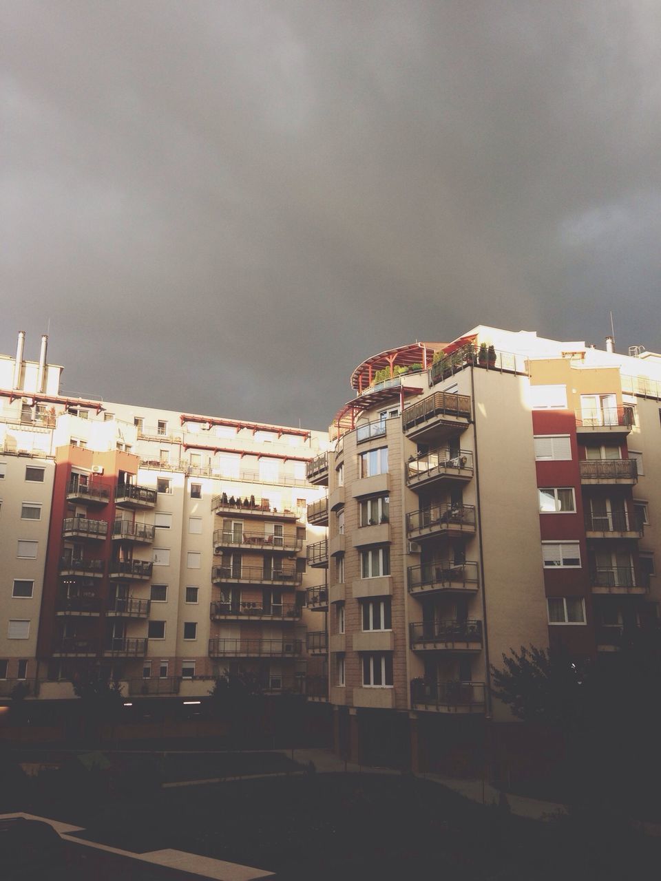 building exterior, architecture, built structure, sky, cloud - sky, residential building, residential structure, building, city, cloudy, low angle view, house, cloud, window, overcast, outdoors, no people, day, exterior, residential district