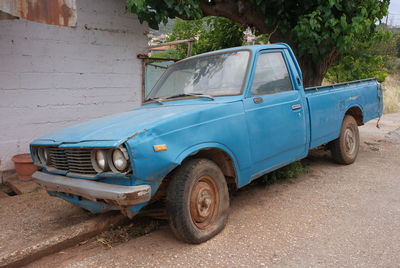 Abandoned pickup truck against the wall