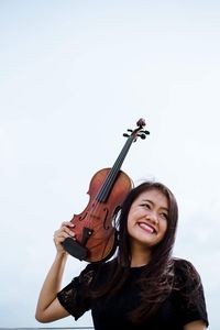 Portrait of young woman with violin