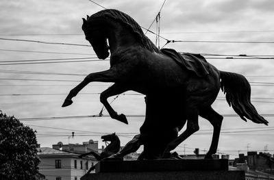 Horse statues against buildings in city