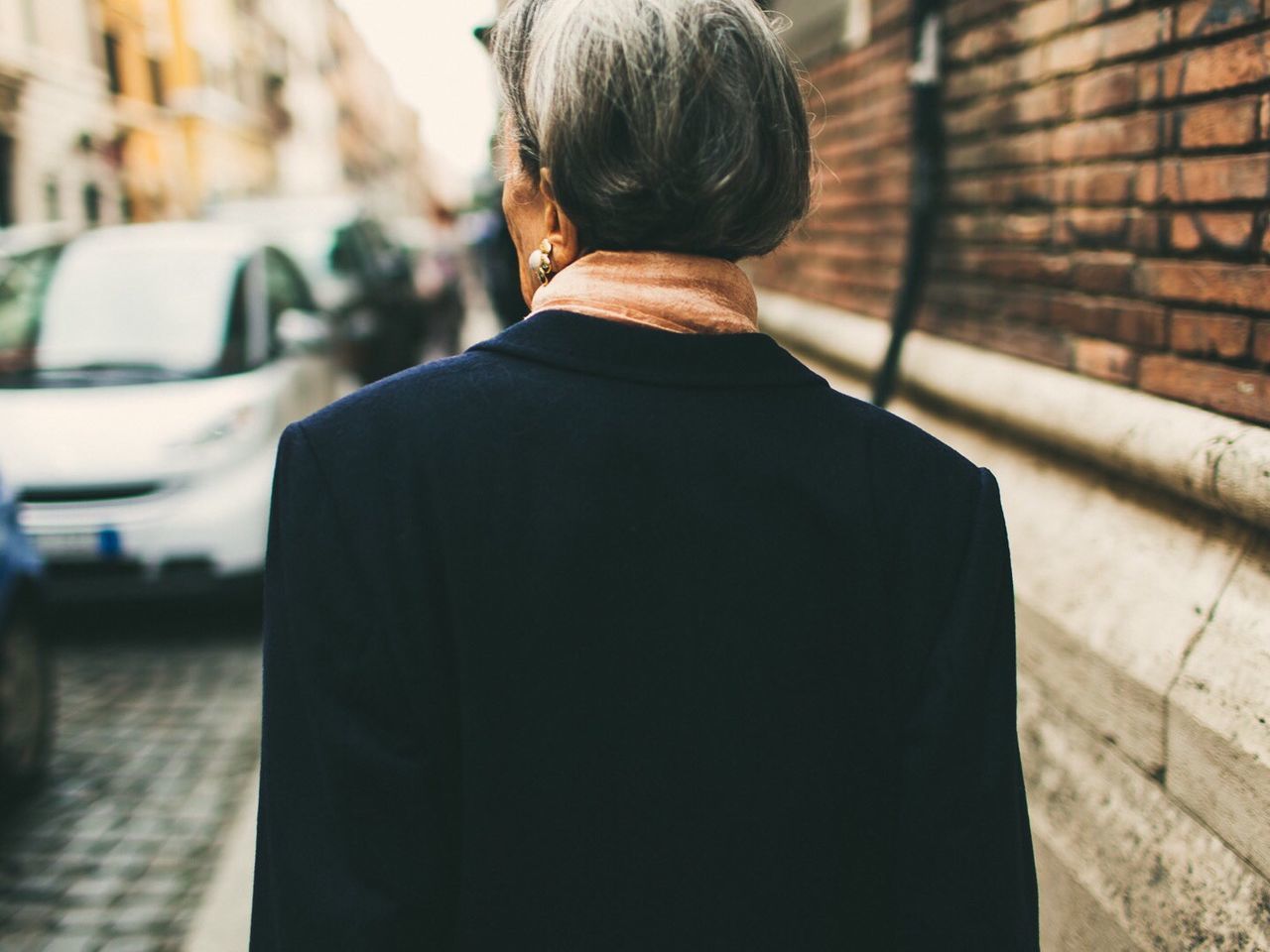 rear view, lifestyles, casual clothing, focus on foreground, standing, leisure activity, men, built structure, waist up, three quarter length, architecture, building exterior, side view, person, selective focus, jacket, day, walking