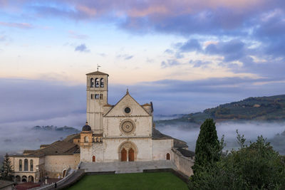 Historic building against sky during sunset. basilica of san francesco in assisi, italy.