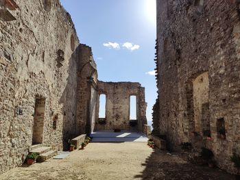 Old ruin building against sky