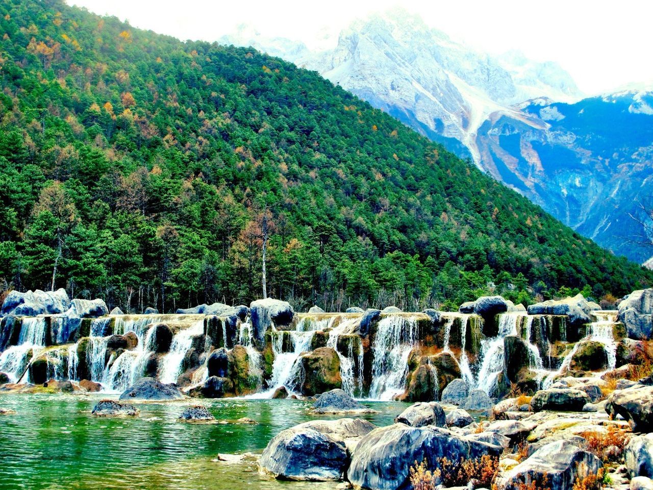 mountain, water, scenics, beauty in nature, tranquil scene, tree, tranquility, nature, waterfront, lake, idyllic, green color, mountain range, rock - object, river, forest, non-urban scene, clear sky, day, lush foliage