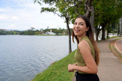 Beautiful young woman on lakeside of lake pampulha, belo horizonte, minas gerais, brazil