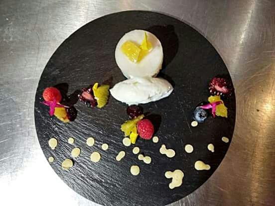 VIEW OF ICE CREAM IN PLATE WITH SPOON AND KNIFE