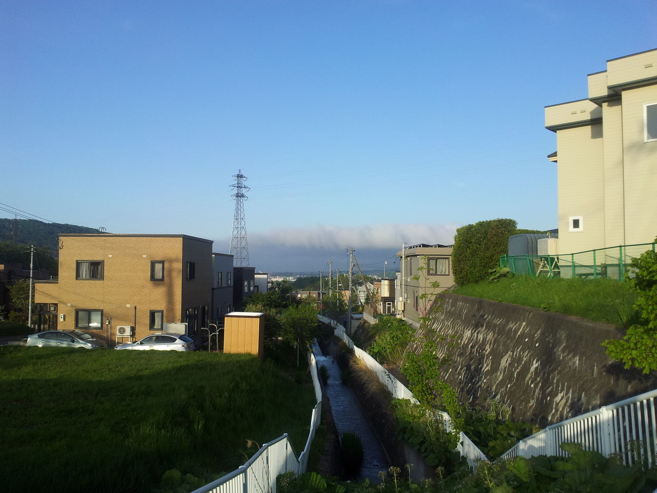 building exterior, architecture, built structure, clear sky, copy space, blue, residential structure, residential building, city, house, grass, the way forward, building, street, sunlight, road, sky, tree, residential district, day