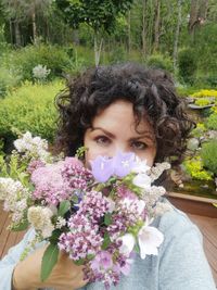 Portrait of beautiful young woman holding flower bouquet