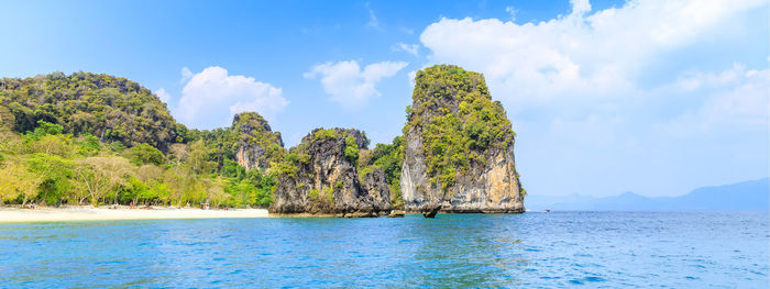 Beautiful beach and cliff with blue sea at koh hong island at krabi, thailand. panorama banner