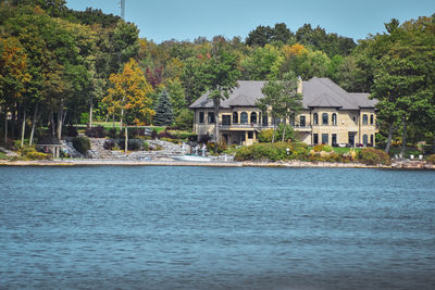 Autumn landscape in the 1000 islands. houses, boats and islands. lake ontario, canada usa