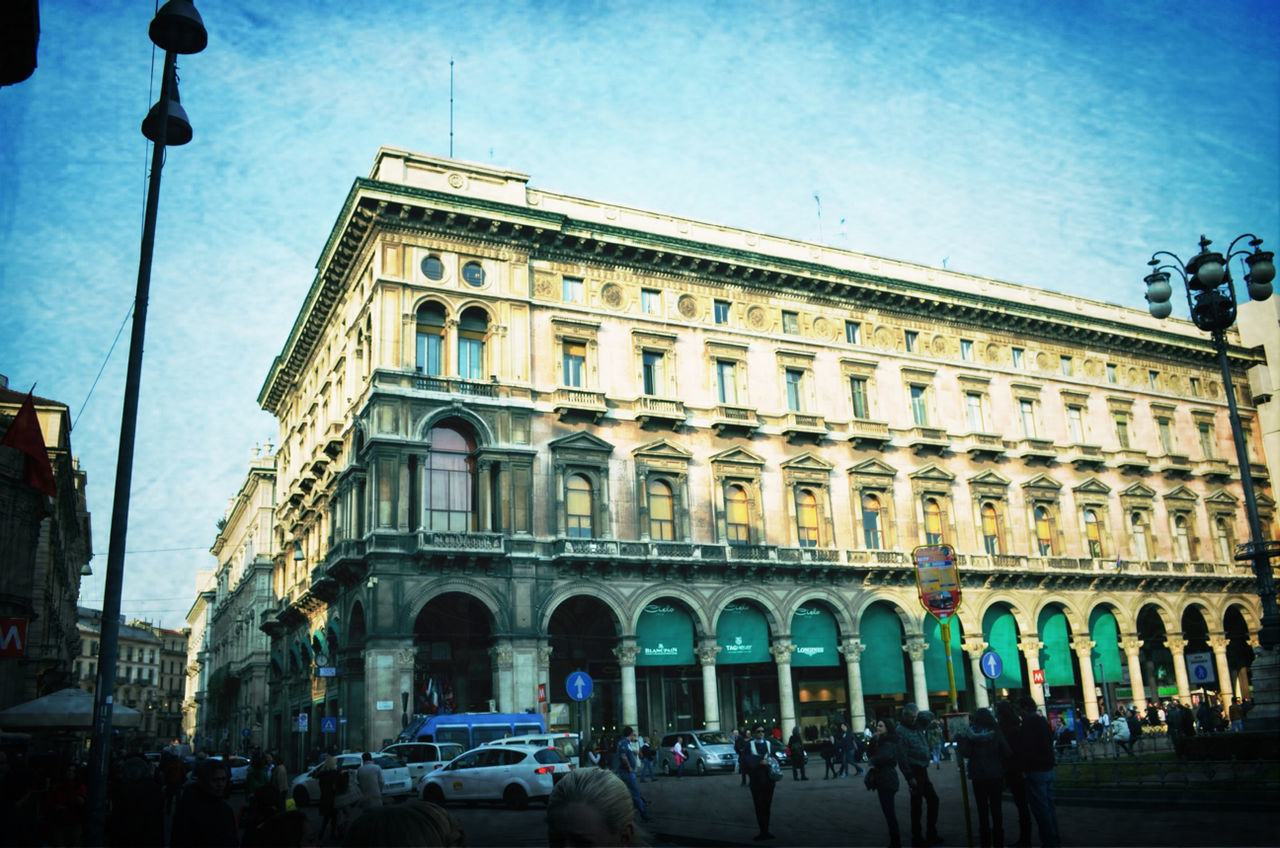 architecture, built structure, building exterior, large group of people, men, person, sky, city, travel destinations, famous place, history, low angle view, tourism, street light, city life, tourist, travel, arch, lifestyles