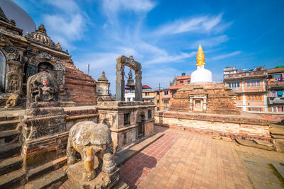 Statue of historic building against sky