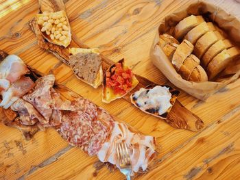 Platter of italian cured meats and bruschetta on an outdoor farmhouse