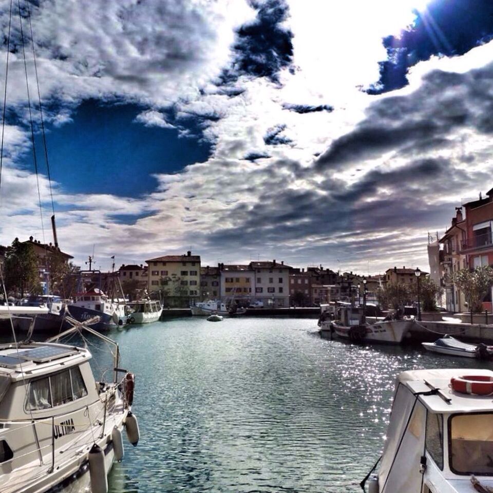 building exterior, nautical vessel, architecture, built structure, water, sky, transportation, mode of transport, boat, moored, city, harbor, cloud - sky, waterfront, river, cityscape, residential structure, cloud, residential building, residential district