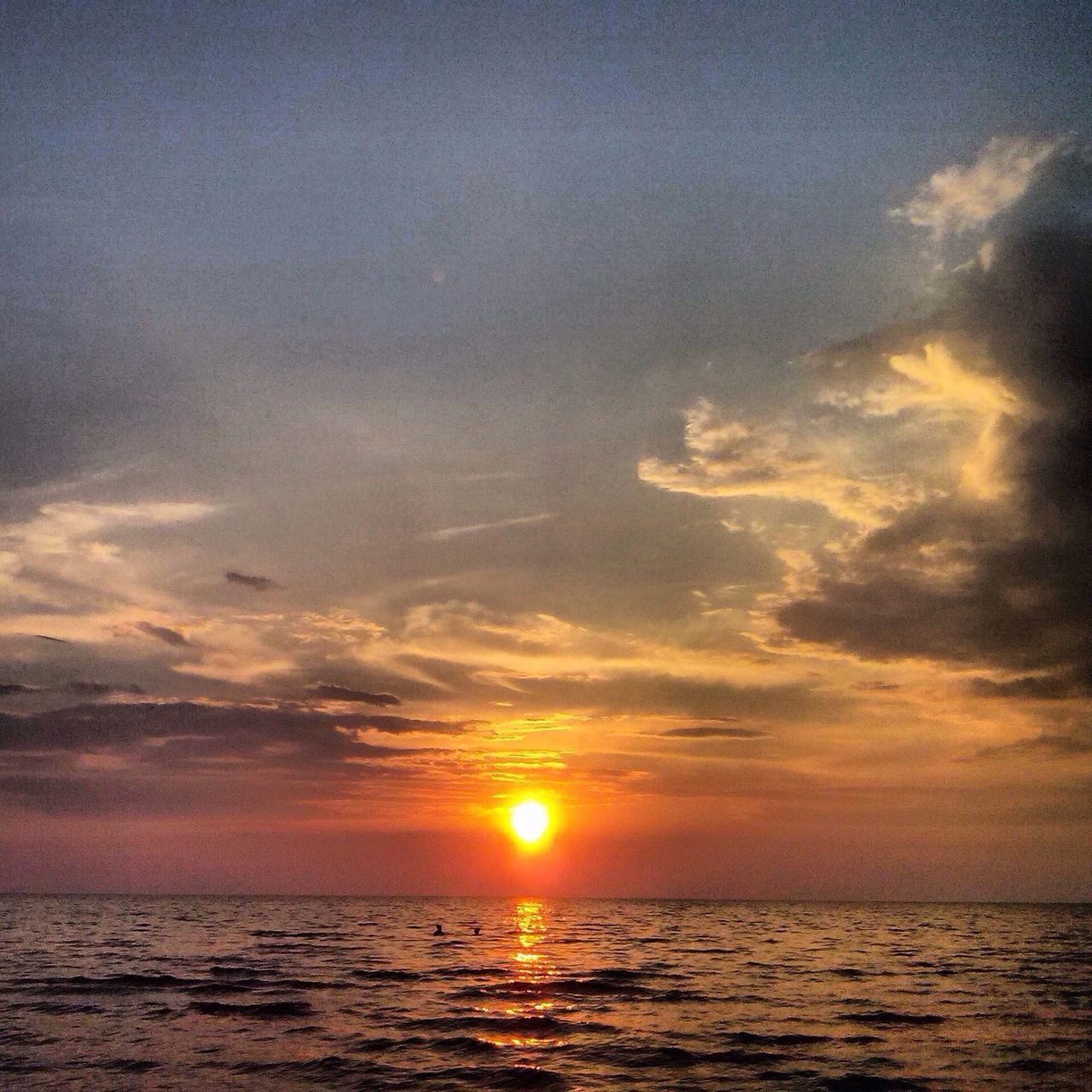 sunset, sea, scenics, beauty in nature, tranquil scene, water, waterfront, sky, sun, tranquility, horizon over water, orange color, idyllic, nature, cloud - sky, cloud, sunlight, reflection, outdoors, rippled